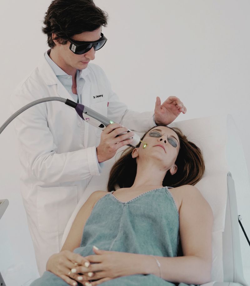 Tratamiento con láser para eliminar marcas y mejorar la piel con acné Tratamiento con láser para eliminar marcas y mejorar la piel con acné